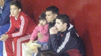 Javier Saviola, presente en el Microesadio alentando a la Primera de básquet. (Foto: Prensa River)