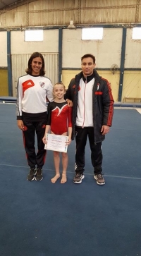 Valentina Iglesias junto a los entrenadores, Luciana Maddoni y Mariano Pochini.