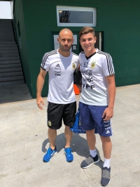 Julián Álvarez, con Mascherano.