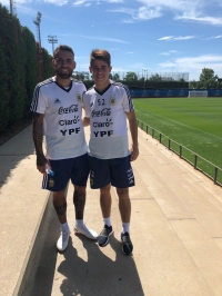 Camargo, junto a Nicolás Otamendi.