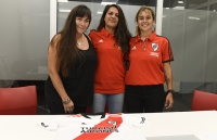 Gabriela Cenóz (Presidenta de Fútbol Femenino), la DT Daniela Díaz y la PF Yasmín Roston.