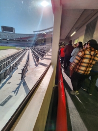 El camino al campo de juego por el túnel único.