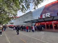Durante los días de mayor afluencia de público, el Museo colocó baños químicos y repartió chocolate entre los visitantes que esperaban en la fila.