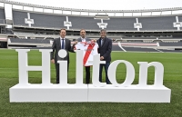 Jorge Brito, presidente del Club Atlético River Plate; Jorge Giannattasio, vicepresidente senior y jefe de operaciones, Caribe y América Latina, Hilton; Enzo Francescoli, director deportivo del Club Atlético River Plate 