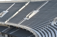 Nuevas barandas en tribunas.