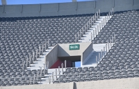 Nuevas barandas en tribunas.