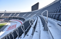 Nuevas barandas en tribunas.