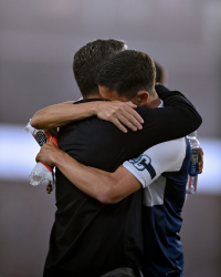 Abrazo entre Marcelo Gallardo y Nacho Fernández.