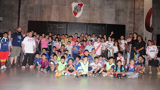 Visita de los chicos de la Villa 31 al Monumental
