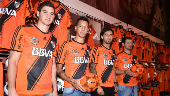 Lanzamiento de la nueva camiseta naranja de River (edición especial) 
