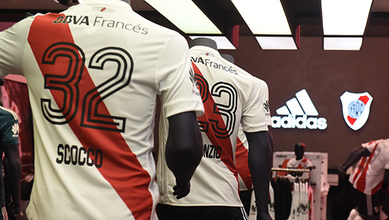 La nueva camiseta, en el local adidas del Museo River