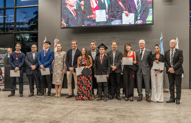 Entrega de medallas y diplomas a los graduados del IURP