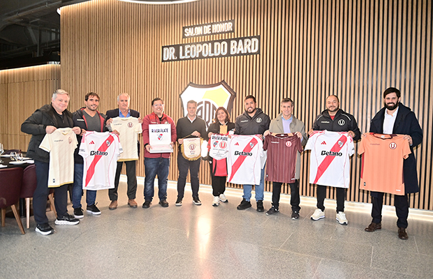 Encuentro de camaradería en el Salón de Honor