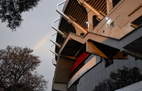 Fachada Belgrano: primera etapa de la nueva bandera de aluminio blanca y roja