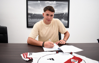 Jaroszewicz firmó su primer contrato profesional