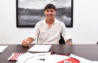 Valentín Sayago firmó su primer contrato profesional